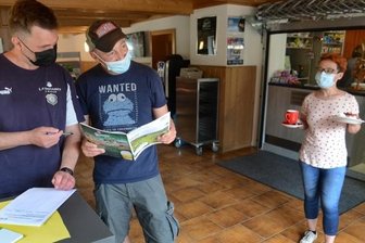 Schulklassen steuern ab Montag Waldpark Grünheide an - Am Wochenende wurde am Eingang des Waldparks Grünheide das Waldhaus mit Informationszentrum, Cafeteria mit Sonnenterrasse und einem kleinen Innengastrobereich eröffnet. Auch der Tante-Emma-Laden befindet sich jetzt dort. Foto: Joachim Thoß