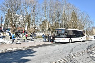 Schulkomplex Schöneck: Kurzfristige Lösung für mehr Sicherheit steht - Die Bushaltestelle am Schulkomplex in Schöneck.