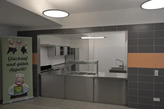 Schulküche im Erzgebirge startet: Wo einmal frisch gekocht wurde, verteilt künftig ein Caterer Essen - Die neue Schulküche in der Oberschule Auerbach und die Räume drumherum wurden für 427.500 Euro saniert.