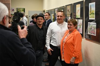 Schulleiter und Kita-Chefin stellen Kunst in Lunzenau aus - Zuletzt war bis Ende Juni im Lunzenauer Rathaus die Ausstellung „Hans-Jürgen Preißler Malerei Zeichnung“ zu sehen (hier eine Aufnahme zur Eröffnung). Nun wird am Dienstagabend eine neue Ausstellung eröffnet.