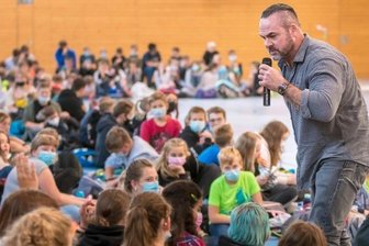 Schulleitung holt sich Experten gegen Mobbing ins Haus - Nicht nur vor Schulklassen, sondern auch vor Politikern und in Gefängnissen erklärt Carsten Stahl, wie gefährlich Mobbing ist.