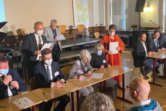 Schulnetzwerk treibt Digitalisierung voran - Bürgermeister, Schulleiterinnen und Schulleiter, Vertreter von Universitäten und des Freistaates haben am Donnerstag am Chemnitzer Karl-Schmidt-Rottluff-Gymnasium eine Kooperationsvereinbarung für die Chemnitzer Region unterschrieben. 