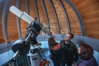 Schulplanetarium Chemnitz wiedereröffnet: Sterne und Kinderaugen strahlen wieder - Frank Adler hat das Teleskop auf die Sonne gerichtet, natürlich mit Filter.