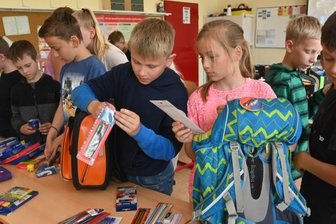 Schulranzen auf dem Weg ins Ausland - Die Viertklässler der Evangelischen Grundschule in Bräunsdorf haben Stifte, Federmäppchen und andere Schulmaterialien in ihre Ranzen gepackt. Bevor die Kinder die Grundschule verlassen, werden die Ranzen für Kinder in ärmeren Ländern gespendet. 