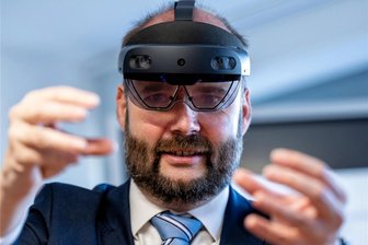 Schulreform in Sachsen: Noten und Kopfnoten bleiben - Die Schule der Zukunft wird digitaler. Kultusminister Christian Piwaz (CDU) informierte sich 2022 über den Einsatz von VR-Technik im Unterricht.