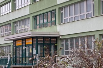 Schulreinigung: Stadt kündigt zwei Dienstleistern vorzeitig - Auch an der Karl-May-Grundschule funktionierte die Reinigung nur unregelmäßig. Immer wieder mahnte die Stadt beim Dienstleister die Pflichten an. Weil sich nichts änderte, kündigte die Stadt den Vertrag nach wenigen Wochen wieder auf. 