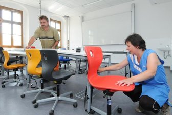 Schulsanierung: Siebtklässler pendeln noch für Fachunterricht - Gert Strunkheit vom städtischen Bauhof und Beate Kroll vom Reinigungsdienst Serval richten das bereits sanierte Computerkabinett wieder ein.
