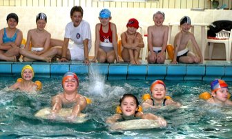Schulschwimmen: Not der anderen spült Geld in Lengenfelds Kasse - <p class="artikelinhalt">Schüler der zweiten Klasse der Diesterweg-Grundschule Auerbach lernen mit Petra Keller im Lengenfelder Lehrschwimmbecken das Schwimmen.</p>