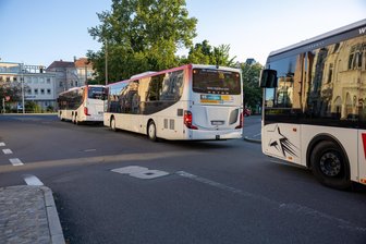 Schulstart am Montag: Wie es nach dem Abbau des grünen Pfeils am Freiberger Busbahnhof läuft - Nach dem Grünpfeil-Abbau an B173 in Freiberg war am Montagmorgen Chaos befürchtet worden.