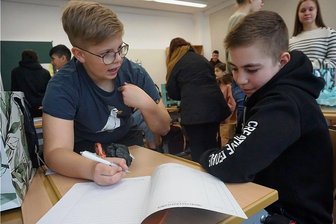 Schulstart für ukrainische Kinder: Paten helfen jungen Flüchtlingen - Am Evangelischen Schulzentrum in Schöneck ist die erste ukrainische Schulklasse am Start. Auch Roman (rechts) aus der Westukraine gehört dazu. Als Pate steht ihm Enno Stier (links) aus der Klasse 6a zur Seite. 