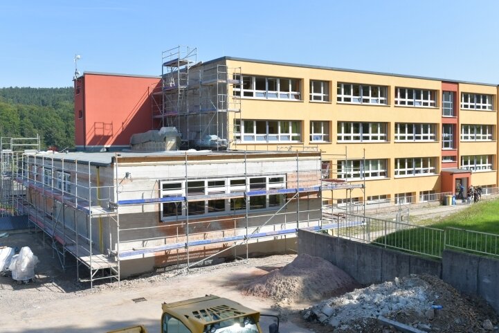 Schulstart mit Hindernissen - Noch ist der Anbau an der Rechenberger Oberschule nicht fertig. Nach einem Baustopp soll demnächst weitergearbeitet werden. 