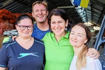 Schulstart und Wiederaufbau mitten im Krieg: Hainichen sendet Hilfstransporte in die Ukraine - Thomas und Raminta (Bildmitte) Kretschmann können sich auf die Unterstützung ihrer ukrainischen Freundinnen Oksana (links) und Liuda verlassen.