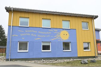 Schulstraße in Klingenthal: Warum neu ausgewiesene Parkflächen für Anwohner tabu sind - Das Kinderhaus Sonnenschein in Klingenthal wurde 2014 eröffnet.