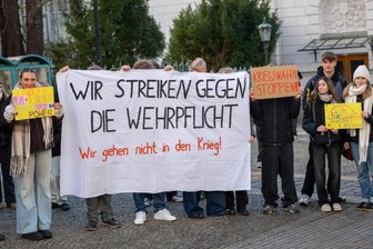 Schulstreik gegen Wehrpflicht im Vogtland: „Wir dürfen noch nicht wählen, sollen aber in den Krieg.“ - Gut 20 Schüler demonstrierten am Freitag auf dem Plauener Theaterplatz.