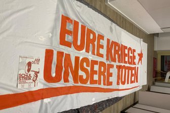 Schulstreik gegen Wehrpflicht: Schulleiterin richtet sich direkt an Eltern – Organisatoren sprechen von Einschüchterung - Mit anprangernden Worten demonstrieren die Schüler am Freitag gegen die mögliche Wiedereinführung der Wehrpflicht.