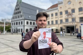 Schulstreik in Zwickau am Tag der Befreiung: Protest gegen Bundeswehr-Werbung und Wehrpflicht - Robin Harder vom Team, das den Schulstreik gegen Wehrpflicht am 8. Mai in Zwickau organisiert.