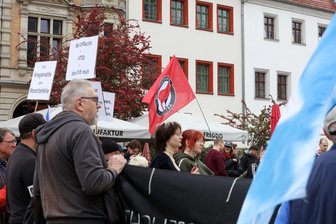 Schulstreik in Zwickau: Wo Antifa und „Freie Sachsen“ dieselbe Demo besuchen - Ein seltenes Bild: Vertreter der Freien Sachsen und linke Aktivisten besuchten in Zwickau dieselbe Kundgebung.