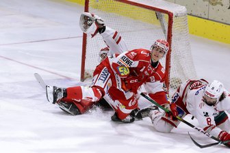 Schultereckgelenk gesprengt und Schlüsselbein gebrochen: So hat sich Till Michel ins Team der Eispiraten Crimmitschau zurückgekämpft - Till Michel (Mitte) kehrte nach elfwöchiger Pause ins Team der Eispiraten Crimmitschau zurück.