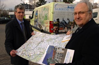 Schulterschluss für Tourismus - 
              <p class="artikelinhalt">Karsten Gräning (l.) und Gerd Przybyla stellten am Montag im Autohaus Franke in Freiberg den VW Crafter vor, der unter anderem mit Motiven der Silberstadt für die Region wirbt.</p>
            