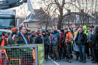 Schulterschluss mit Landwirten: Erzgebirgslandrat fährt mit zur Demonstration nach Berlin - Landrat Rico Anton (links) hatte sich am Donnerstag den Landwirten und ihren Unterstützern gestellt. Am Freitag folgte ein weiteres Gespräch mit Vertretern der Protestierenden.