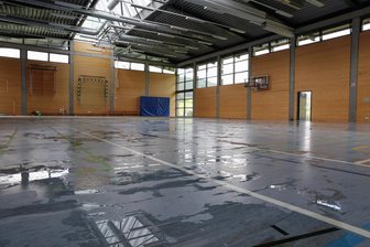 Schulturnhalle der Oberschule Breitenbrunn von Regen geflutet - doch es gibt auch gute Nachrichten - Gut zehn Zentimeter hoch stand das Wasser nach dem Unwetter am Sonntagabend in Schulturnhalle an der Goethe-Oberschule in Breitenbrunn.