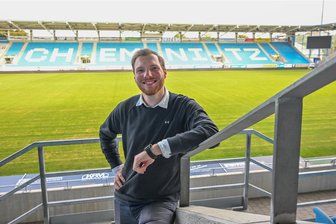 Schulunterricht im Stadion: Wie der Chemnitzer FC an seinem Image arbeitet - Felix Strugmann leitet das Awo-Fanprojekt des Chemnitzer FC. Workshops mit Jugendlichen kann er künftig im Stadion der Himmelblauen durchführen.