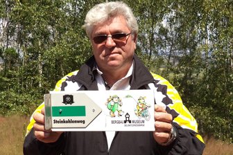 Schulwege, Busschule, Radstrecken: Wie ein Verein im Erzgebirge seit 1991 auf Sicherheit achtet - Gerd Lorenz initiierte 2014 die Beschilderung des Steinkohlenweges für Radfahrer.