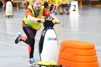 Schulwettbewerb gerät ins Stocken - Valeria aus der Grundschule Sehmatal in Neudorf beim Pinguinpaarlaufen. Ihre Mannschaft scheiterte knapp am Weiterkommen.