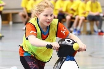 Schulwettbewerb gerät vorerst ins Stocken - Valeria aus der Grundschule Sehmatal in Neudorf beim Pinguinpaarlaufen.