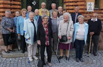 Schulzeit einst: Erinnerung an Krieg und Lausbubenstreiche - Die Ehemaligen vor der Fichte-Oberschule. Siegfried Sähmisch (r.) hat das Treffen organisiert.