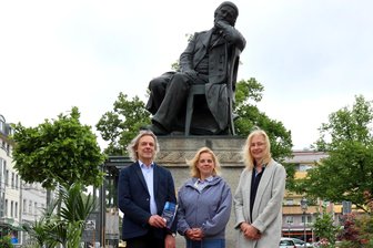 Schumann-Fest Zwickau verbindet Musik und Dichtung - Thomas Synofzik (Schumann-Haus), Floristin Annett-Dorothee Reiher (Mitte) und Kulturamtsleiterin Bianca Dommes am Schumann-Denkmal.