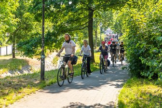 Schumann trifft Sattel: Sechs Konzerte, ein Fahrradkorso durch Westsachsen und ganz viel Musik - Thomas Synofzik, Direktor des Zwickauer Robert-Schumann-Hauses, führt den Tross der Pedalritter an.