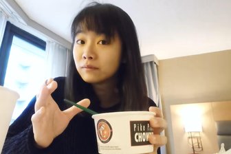 Schumannpreis für Tiffany Poon: Wie die junge Pianistin Klassik und Social Media virtuos verbindet - Mitteilsam in Seattle: Tiffany Poon im Frühjahr in einem Youtube-Video vor ihrem Konzertdebüt in der größten Stadt des US-Bundesstaates Washington. Ein Markenzeichen ihrer Webauftritte ist ihre Authentizität.