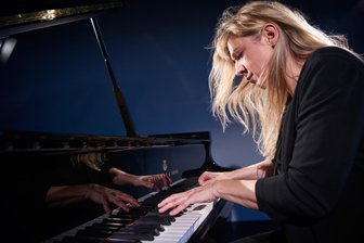 Schumannpreisträgerin und Pianistin Ragna Schirmer im Interview: „Ich würde gerne mal mit Clara Skat spielen!“ - Ragna Schirmer tritt am 1. und 2. April mit den Clara-Schumann-Philharmonikern unter Stefan Neubert in Plauen und Zwickau auf.