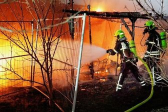 Schuppen, Hecke und Garage in Flammen - Auf dem Gelände eines Autohandels löschte die Feuerwehr einen Schuppenbrand. 