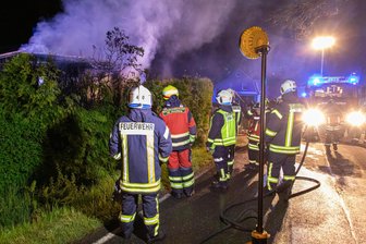 Schuppen im Erzgebirge in Brand geraten - Die Feuerwehr rückte am Freitagabend zu einem Schuppenbrand in Geyer aus.