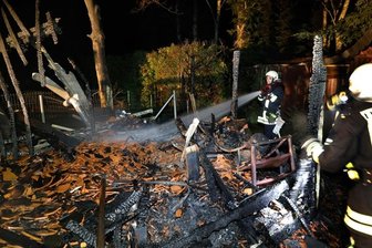 Schuppen in Niederlichtenau komplett abgebrannt - Schuppen in Niederlichtenau brennt komplett nieder.
