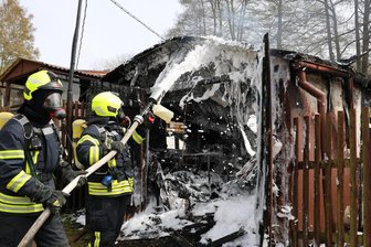 Schuppen in Schwarzenberg brennt komplett aus – Feuerwehr verhindert Explosion - Am Bärenackerweg in Erla stand am Montagnachmittag ein Schuppen in Flammen.