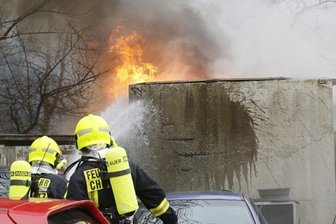 Schuppenbrand - Feuerwerkskörper vermutlich Auslöser - 