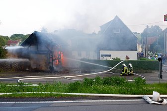 Schuppenbrand in Hermsdorf führt zu Feuerwehr-Großeinsatz: Polizei ermittelt wegen möglicher Brandstiftung - Die Feuerwehr wurde am Dienstagabend zu einem Garagenbrand in Hermsdorf gerufen.