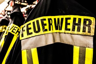 Schuppenbrand in Lengenfeld: Feuerwehr verhindert Übergreifen der Flammen auf Wohnhaus - Die Wehren aus Lengenfeld und Irfersgrün waren am Samstag bis in die Morgenstunden im Einsatz.