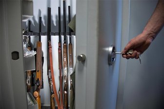 Schusswaffen in Chemnitz: Wie häufig kontrolliert die Stadt Besitzer? - Für Schusswaffen wie diese wird eine Waffenbesitzkarte benötigt. In Chemnitz waren 2023 4950 Waffen angemeldet, für die die Besitzer diese Karte benötigen.