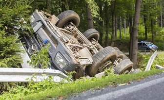 Schuttlaster umgekippt - 