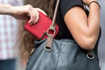 Schutz vor Diebstahl auf Reisen: „Taschendiebe“ der Bundespolizei geben Tipps in Chemnitz - Die Umstände auf Reisen - Hektik und Menschenmengen- begünstigen Taschendiebstähle.