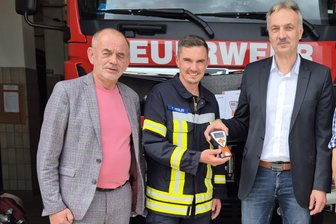 Schutz vor Gasgefahren: Firma spendet der Feuerwehr Fraureuth Gasmessgerät - Patrick Päsler (M.) mit Rathauschef Matthias Topitsch und Jens Lieberwirth (Eins Energie, r.).