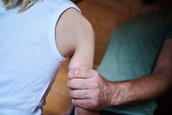 Schutz vor Kindes-Missbrauch: Deutschland schneidet gut ab - Ein Mann hält ein Kind fest am Arm (gestellte Szene). (Symbolbild)