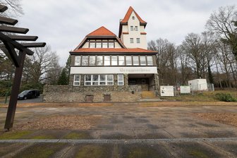 Schutzmaßnahme oder Umweltsünde: Baumfällung am Berggasthaus Hohenstein-Ernstthal sorgt für Diskussionen - Eine so freie Sicht auf das Berggasthaus gab es seit Jahrzehnten nicht mehr: Anfang Januar hat der Bauhof zehn alte Kopflinden vor der Traditionsgaststätte gefällt. Die Meinungen über die radikale Maßnahme gehen weit auseinander.