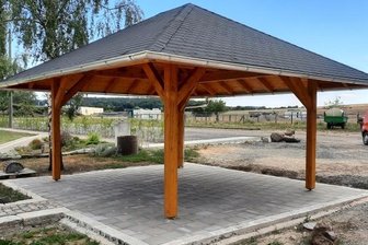 Schutzpavillon in Mühltroff fertig - Dieser Wetterschutzpavillon kann künftig von Wanderern, Zuschauern der VfB-Heimspiele und örtlichen Vereinen genutzt werden.