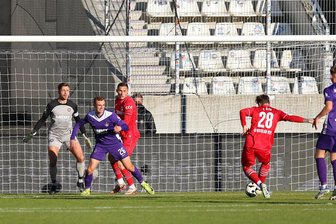 Schwache Abwehrleistung und ein Frustfoul: Erzgebirge Aue kommt gegen Verl unter die Räder - Yari Otto (28) trifft zum 1:0 für Verl.