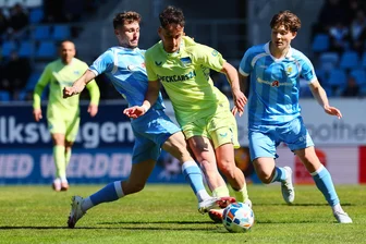Schwache englische Woche: Chemnitzer FC verliert auch Heimspiel gegen Hertha BSC II - Tobias Stockinger vom CFC und Shalva Ogbaidze (Hertha BSC II) im Kampf um den Ball.
